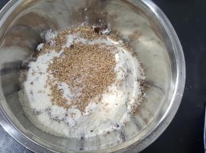 除油和水以外，其他原料放进一个干净的盆里；