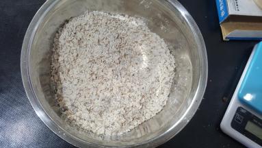 用刮刀搅拌均匀；