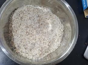 用刮刀搅拌均匀；