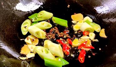 再起锅，放入适量油，放入葱段、姜片、蒜片、花椒、小米椒炒香