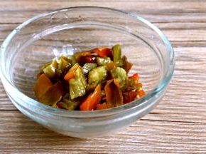 泡椒切碎备用