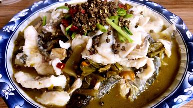 再将青蒜叶、干辣椒和藤椒放在上面