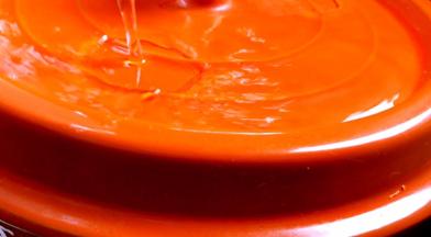 盖上锅盖，在锅盖上加满水，锅盖上的水干即可