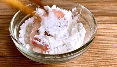 将鱼片裹满淀粉