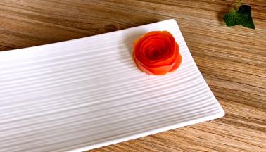 番茄皮卷成玫瑰花形摆入盘边