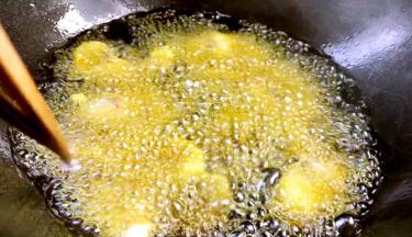 烧至七成热时，放入鱼片