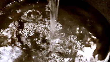 锅置火上，加入适量清水