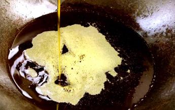 锅置火上，加入宽油