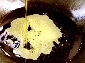 锅置火上，加入宽油