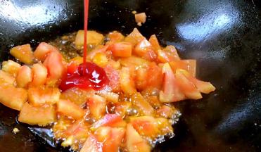 加入白糖和番茄酱炒匀至白糖溶化