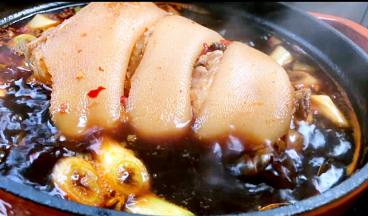 将葱段、姜块和所有的香料、调料放入锅中，再放入猪蹄膀大火烧开