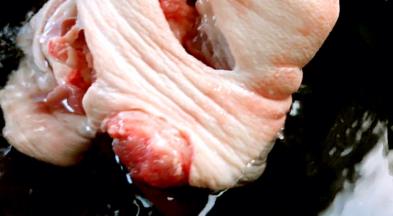 将猪蹄膀洗净，冷水下锅煮沸腾后再煮10分钟