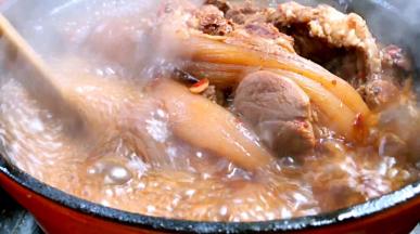 开盖后，将猪蹄膀翻个面，中火煮半小时