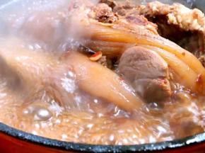 开盖后，将猪蹄膀翻个面，中火煮半小时