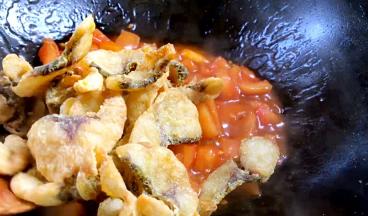 放入炸好的鱼片拌匀即可