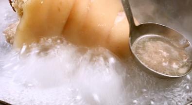 将煮好的猪蹄膀，撇去浮末后捞出冲洗干净