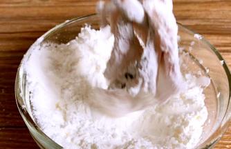 将多余的淀粉抖掉