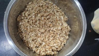 加入玉米油和水，搅拌均匀；