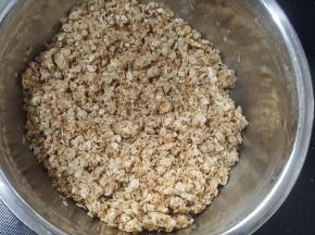 加入玉米油和水，搅拌均匀；