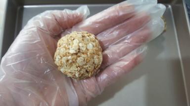 取30克左右，用收攥成团；