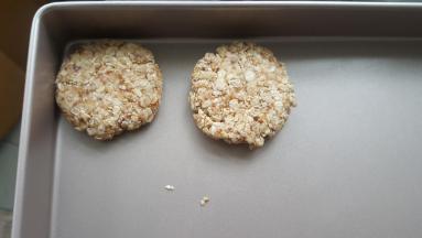 然后按扁，放方盘内，这步要慢慢来，注意别碎了；