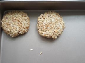 然后按扁，放方盘内，这步要慢慢来，注意别碎了；