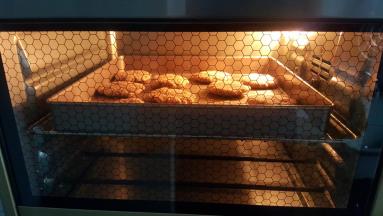 烤箱上火170度，下火150度预热5分钟，放入烤盘，中层，20-23分钟；