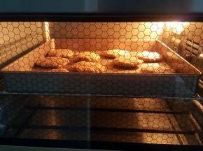 烤箱上火170度，下火150度预热5分钟，放入烤盘，中层，20-23分钟；