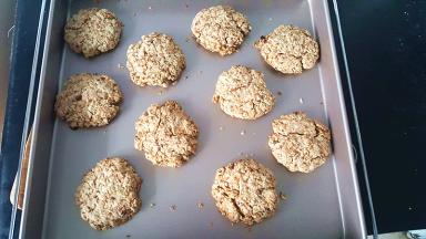 刚烤出来的饼干很酥脆，咬一口香香的，很好吃。