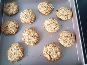 刚烤出来的饼干很酥脆，咬一口香香的，很好吃。