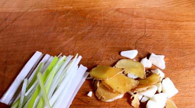 葱洗净切丝、姜、蒜洗净切片