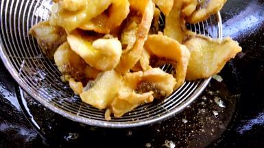 炸至金黄色捞出沥油