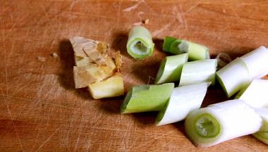 大葱洗净切段、姜洗净拍松