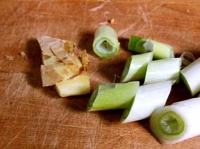 大葱洗净切段、姜洗净拍松