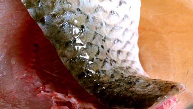 将鱼收拾干净后，再冲洗干净血污，沥水