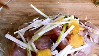 放入鱼片内，加入适量盐和料酒拌匀腌制入味