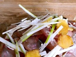 放入鱼片内，加入适量盐和料酒拌匀腌制入味