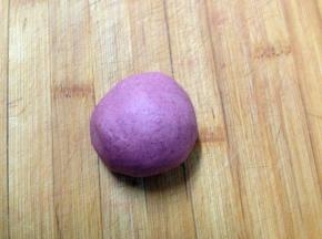 普通面粉50克加红曲粉1克、酵母1克、水适量合成面团饧发至1.5倍大