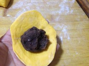 擀成四边薄、中间厚的圆片，加入适量豆馅