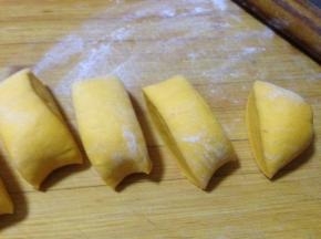 然后搓成长条条，切成大小一致的剂子（每个大约55克）