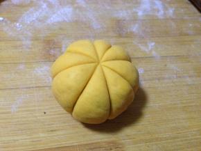 擀成四边薄、中间厚的圆片，加入适量豆馅