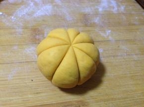 擀成四边薄、中间厚的圆片，加入适量豆馅