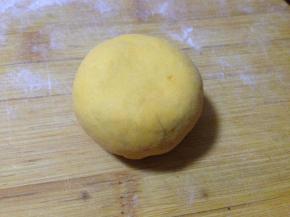 擀成四边薄、中间厚的圆片，加入适量豆馅