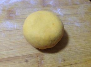 擀成四边薄、中间厚的圆片，加入适量豆馅