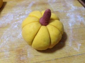 插在南瓜的顶部（稍微沾点水）