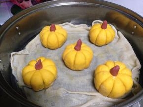 锅内加凉水，中火烧至开，上汽后15分钟关火，不要开盖2-3分钟后取出即可