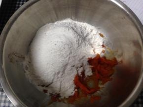 加入面粉250克、酵母3克、白糖20克和适量温水