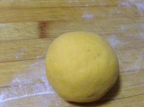 发好的南瓜面团取出排气揉匀
