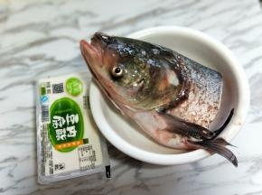 准备好食材。鱼头还活着！！