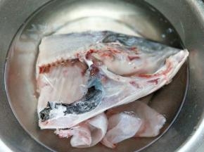 鱼头里面的这一层黑色的皮一定要撕掉，据说这里是最脏的地方。